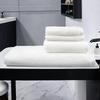 Hotel, casa de huéspedes, salón de belleza y spa – toallas y toallas de baño gruesas, absorbentes y sin pelusa, hechas de algodón puro, en blanco