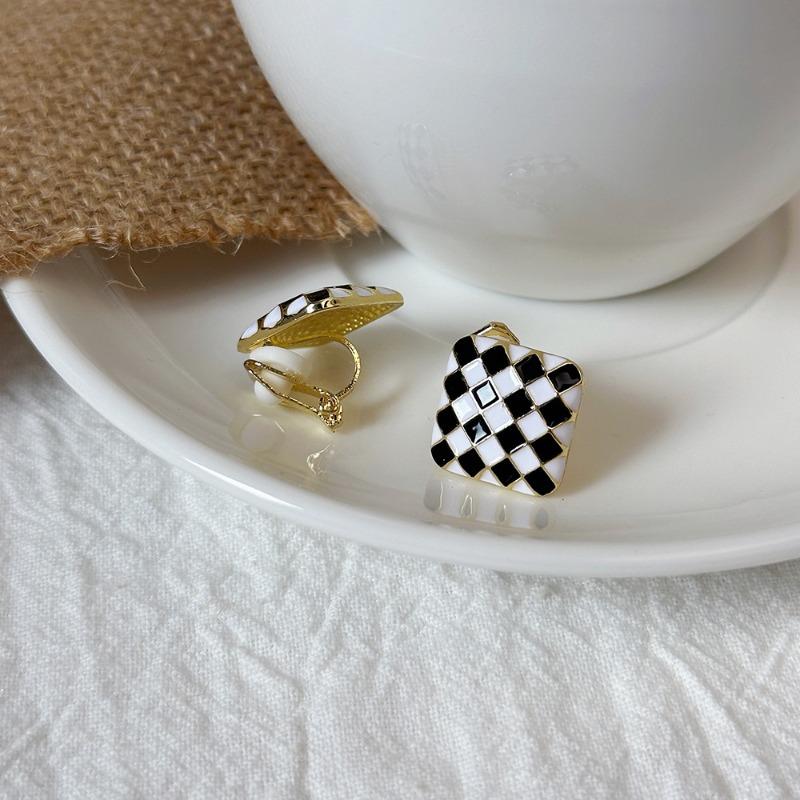 Camellia Temperament No Ear Pierced Ear Clips Pearl Flower Checkerboard Diamond Triangular Ear Clips Niche Earrings Women