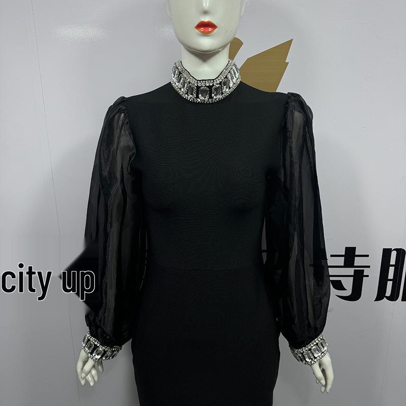 Abito da sera slim-fit in rete tempestato di diamanti con colletto alla coreana