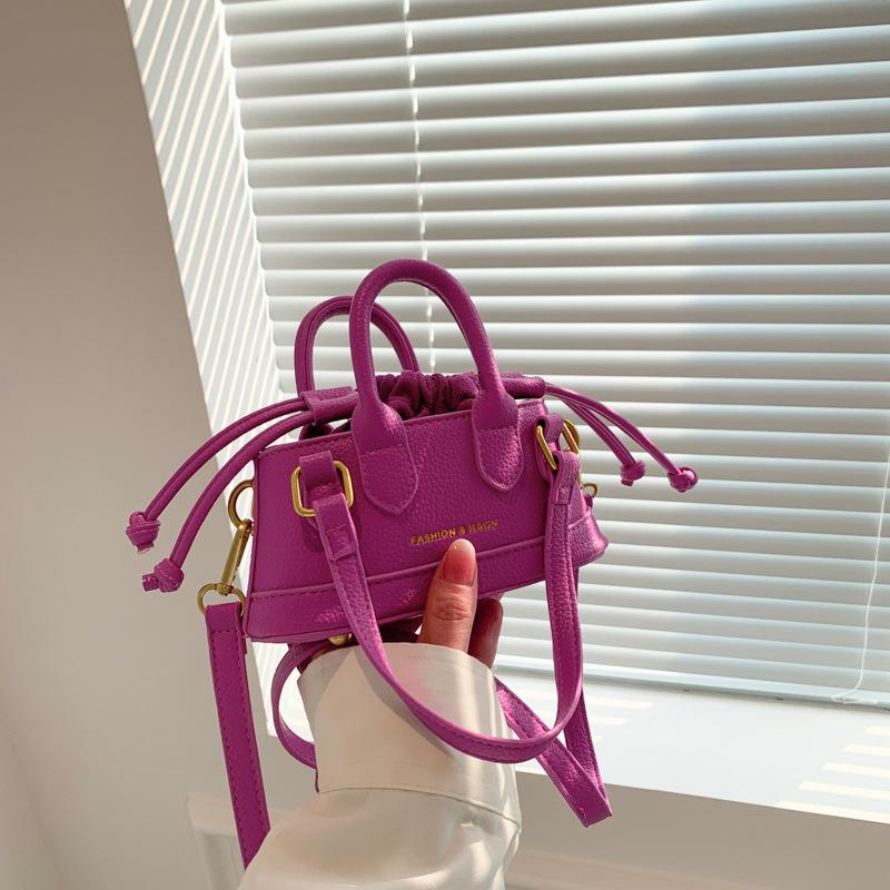 Ny Sömnad Damer Handväska Mode Enfärgad Flickor Axelväska Enkel Mini Flicka Axelväska Nischad Design Skalväska Bilstygn