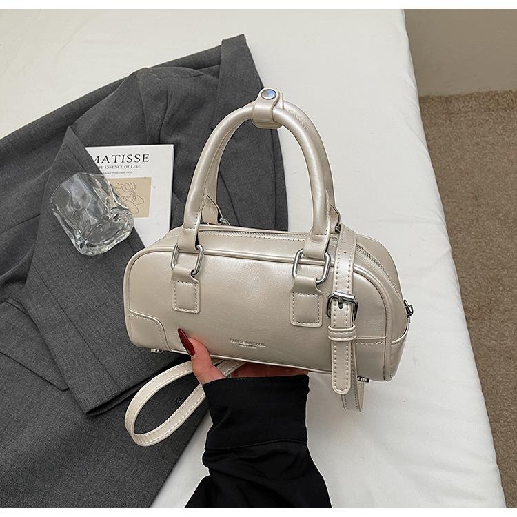 

2025 new high-end fashion hand pillow bag, new popular niche fashion casual foreign style messenger women s bag