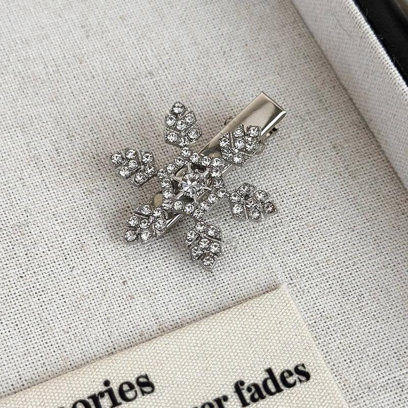 

Рождественские стразы Заколки для волос в виде снежинок Зимняя мода Жемчужный кристалл Металлические шпильки для волос для женщин Девушек Милые заколки Подарок Новинка