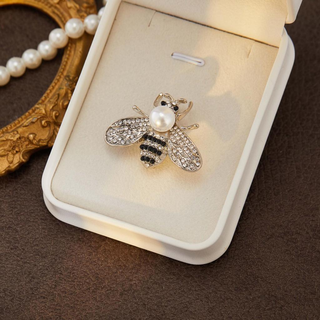 High-End Women's Bee Brooch: Korean Luxury Temperament Badge Pin for Versatile Clothing Accessories