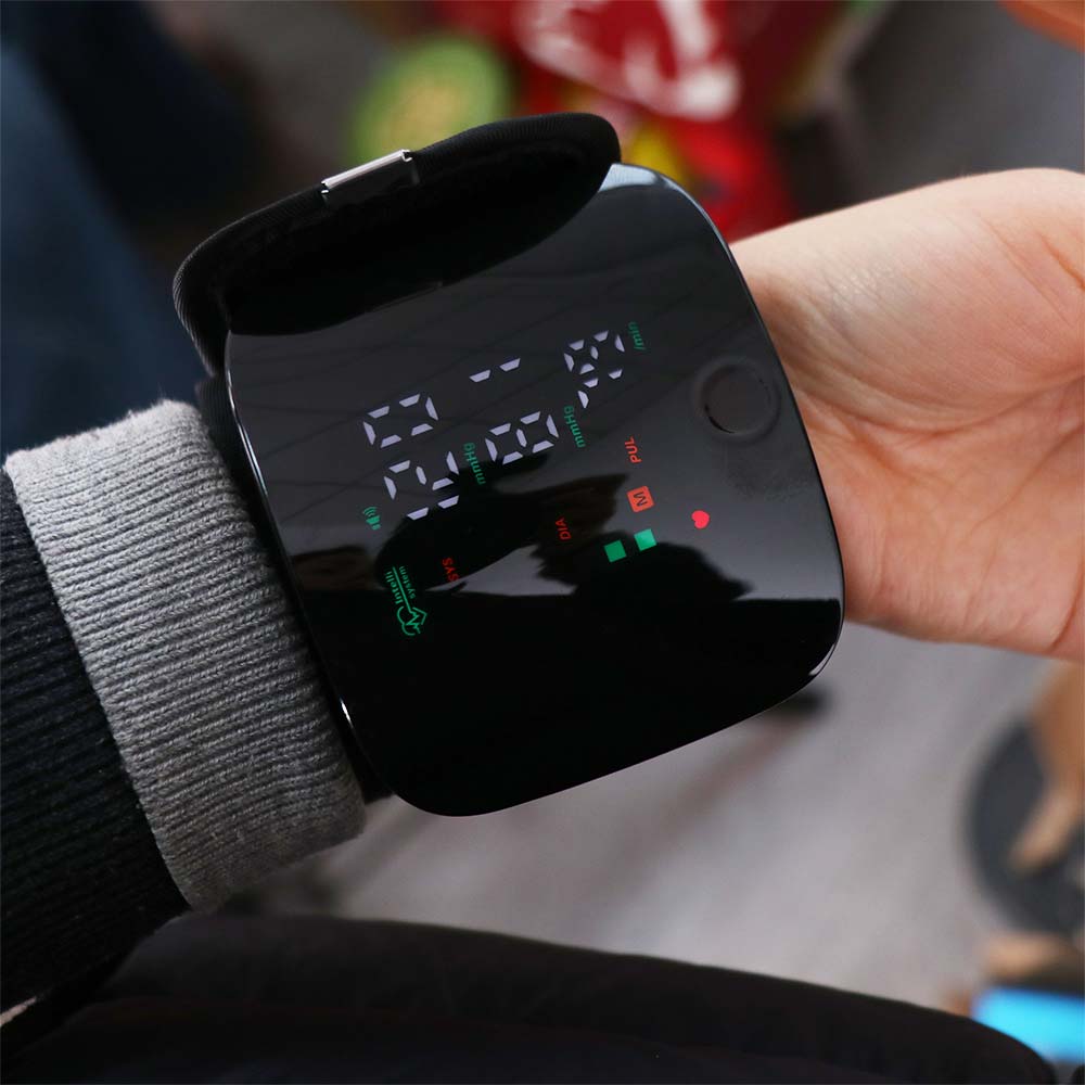 Écran LCD Moniteur de Tension Artérielle Numérique au Poignet Sphygmomanomètre Automatique Vocal Soins Personnels