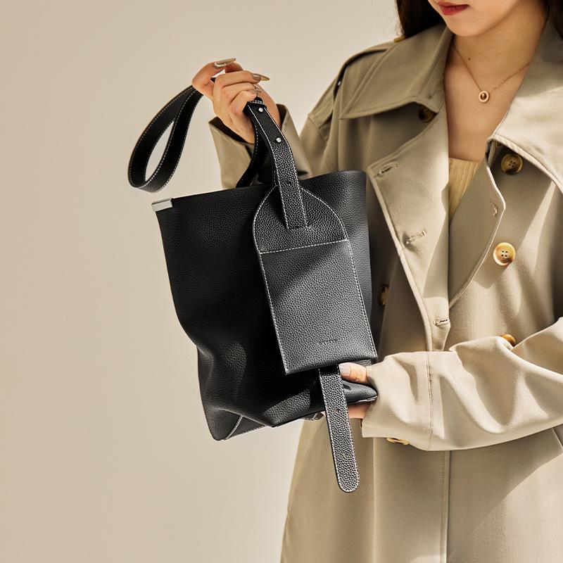 Autumn Winter New Bucket Bag 2025 Fashion Top Layer Genuine Leather Bag Niche Design Large Capacity Crossbody Bag Commuter Bag