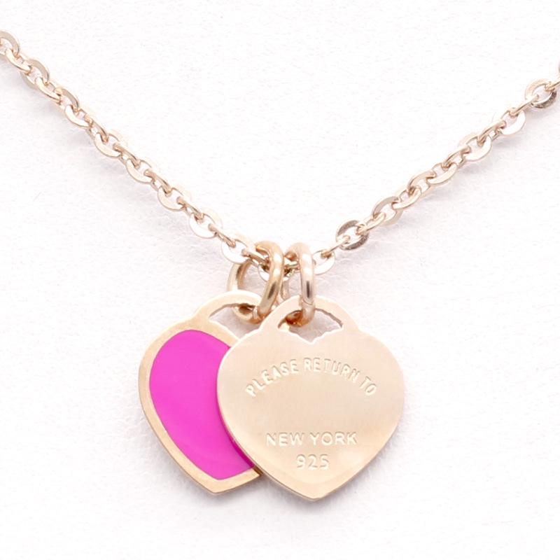 Neue rosa Emaille-Doppelherz-Halskette: Edelstahl, 18 Karat Gold, Titan, Damen-Choker-Accessoire.
