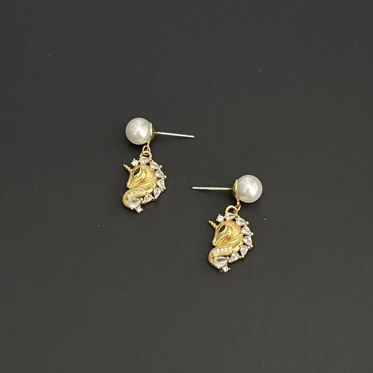 Elegant Unicorn Pendant Necklace - Stylish, Simple Design for a Fashionable Touch