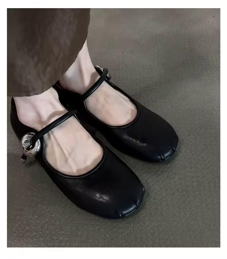 

Light luxury version~ French temperament round head soft leather one-word buckle belt summer outer wear daily commuting versatile light mouth single 40