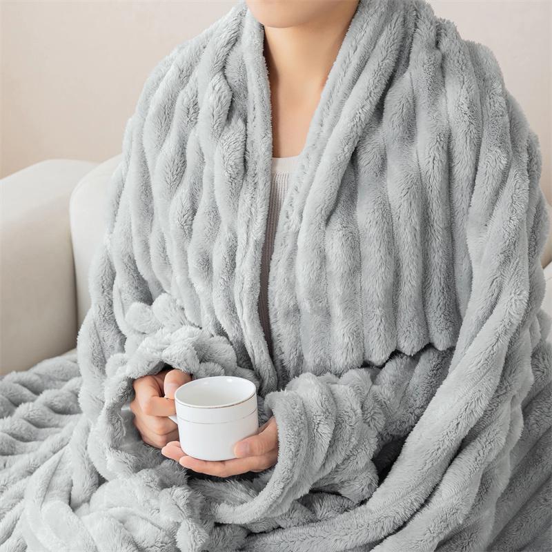 1pc Throw Blanket for Bed Striped Flannel Blanket Milk Velvet/Flannel Blanket Warm & Cozy Throw for Couch, Bed & Travel - Versatile All-Season Gift