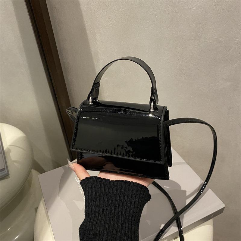 Nova bolsa quadrada pequena e popular para o dia a dia, bolsa de ombro e transversal com temperamento simples, bolsa feminina versátil de cor sólida