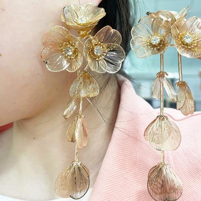 Spring New Alloy Flower Earrings for Women's Earrings with Multi Layered Metal Feeling Exaggerated Luxury