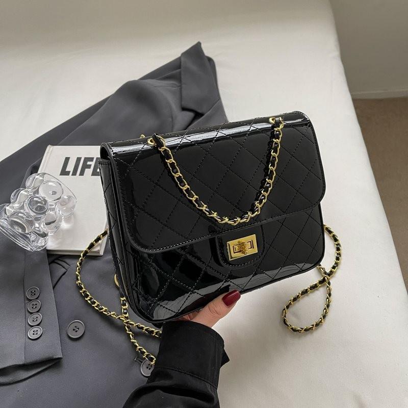 Trendy Luxurious Gold Leather Quilted Chain Strap Backpack For Women Stylish Design чёрный
