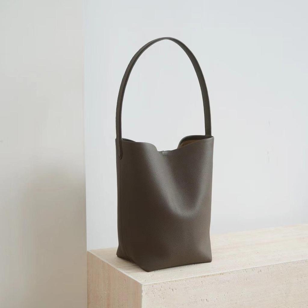 Borsa a Secchiello TR di Nicchia Haute Couture da Donna in Pelle di Vacchetta di Primo Strato Minimalista di Alto Senso Portatile Grande Capacità Borsa a Spalla Tote per il Pendolarismo