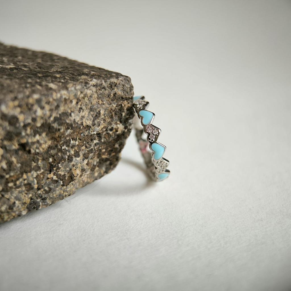 Серебряное кольцо с фианитами, емаллю, вес изделия 1,59 гр (60002260)