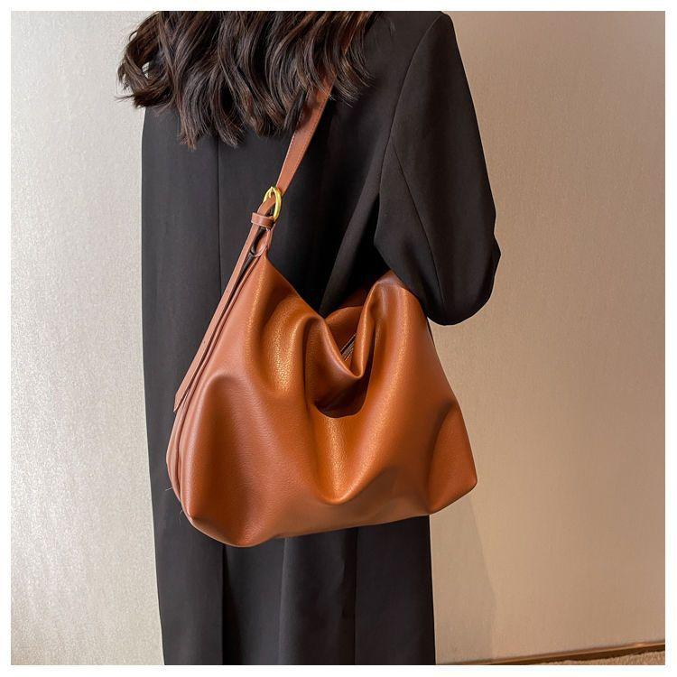 Black Bag Women's Autumn and Winter New Fashionable Large-capacity Shoulder Messenger Bag Casual Versatile Commuter Tote Bag