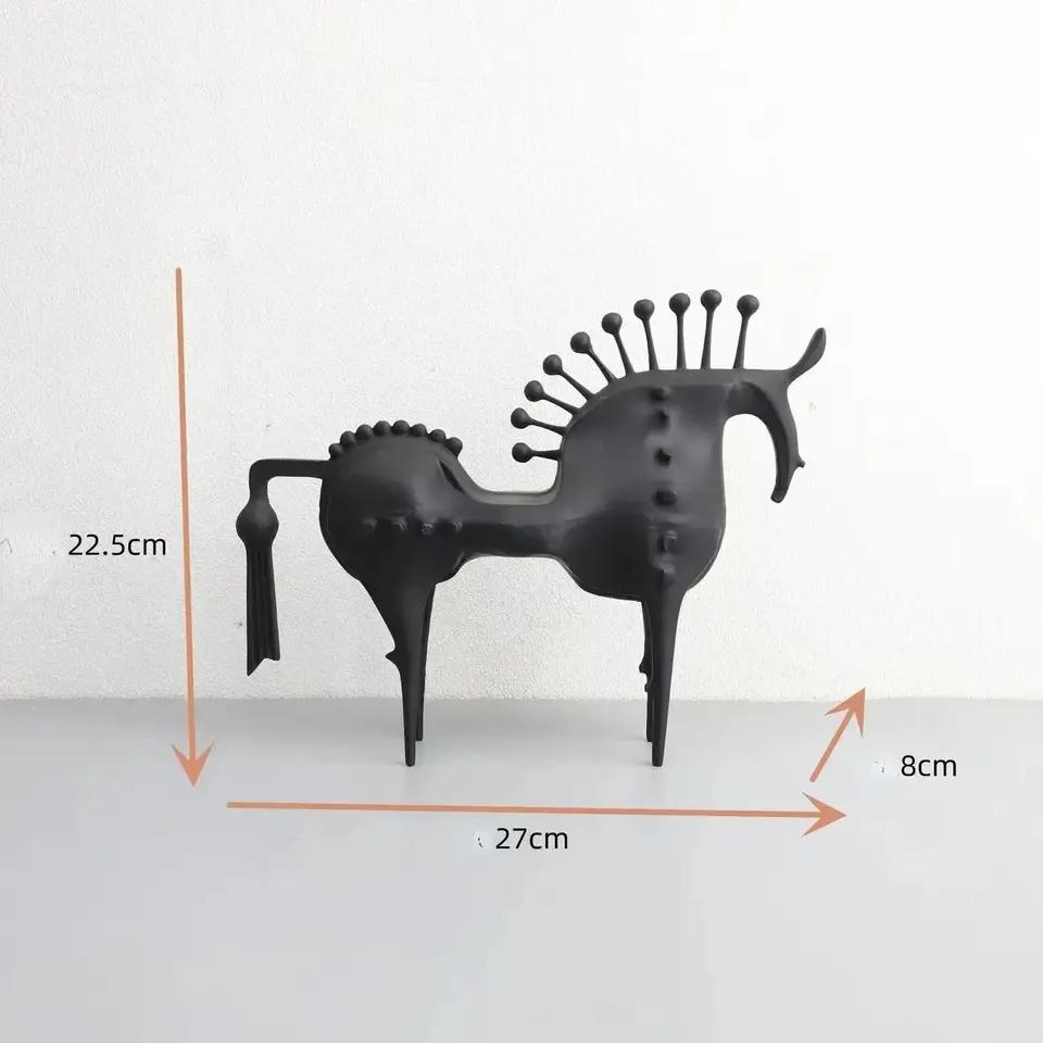 Decor Figurines Abstraction Horseradish Horse Figurine Metal Handicraft  Miniatures Artificial Animal Sculpture Home Decoration