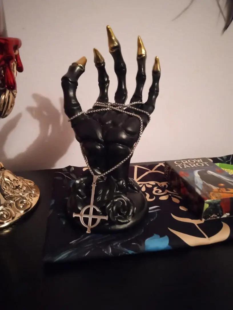 

Статуэтка руки скелета на Хэллоуин из смолы, готический черный орнамент в виде когтя с розой, декор для вечеринки, реквизит для ужасов для украшения дома и стола