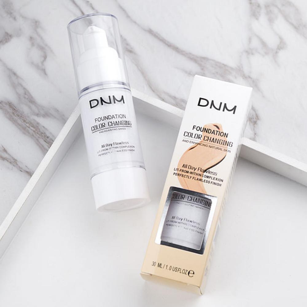 DNM Portable Foundation Natural Ivory lyser upp och döljer 2 nyanser