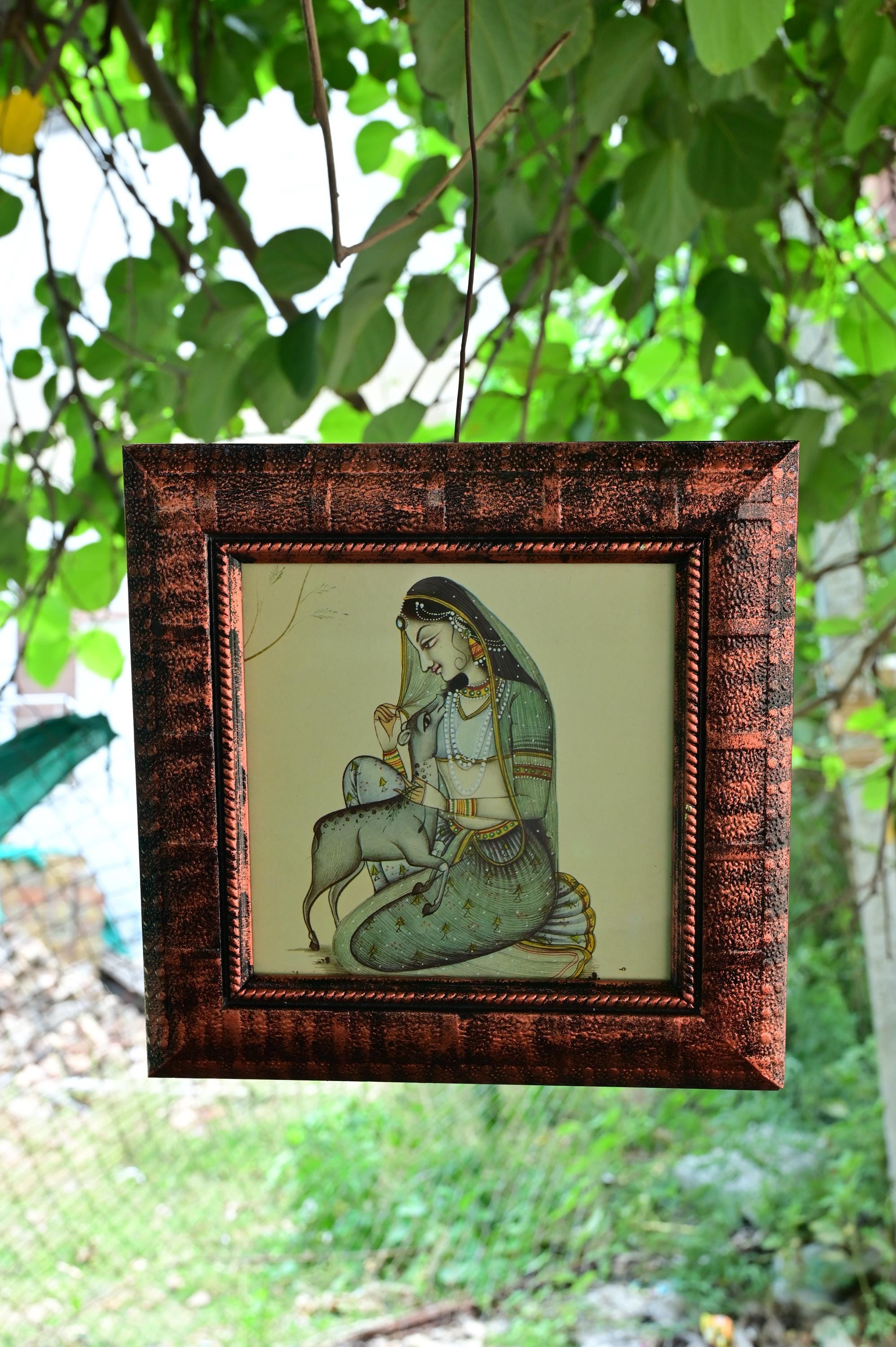 

Расписанная вручную миниатюрная картина «Женщина с оленем» - Раджастанский этнический декор 18” X 9” X 24” (l x w x h) разноцветный