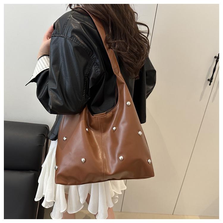 Geantă de umăr din piele ecologică cu detalii nituri Geantă de mână trendy pentru femei Stil casual CLE