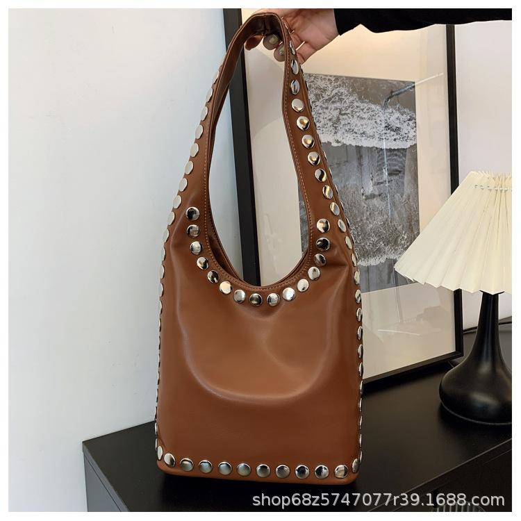 Premium Sense Bag Women 2025 New Punk Style Retro Casual Single Shoulder Underarm Rivet Tote Bag