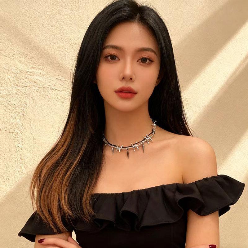 Dark Wind Winding Thorns Rivets Punk Necklace Light Luxury Personalized Collarbone Chain Simple Niche Item Decoration