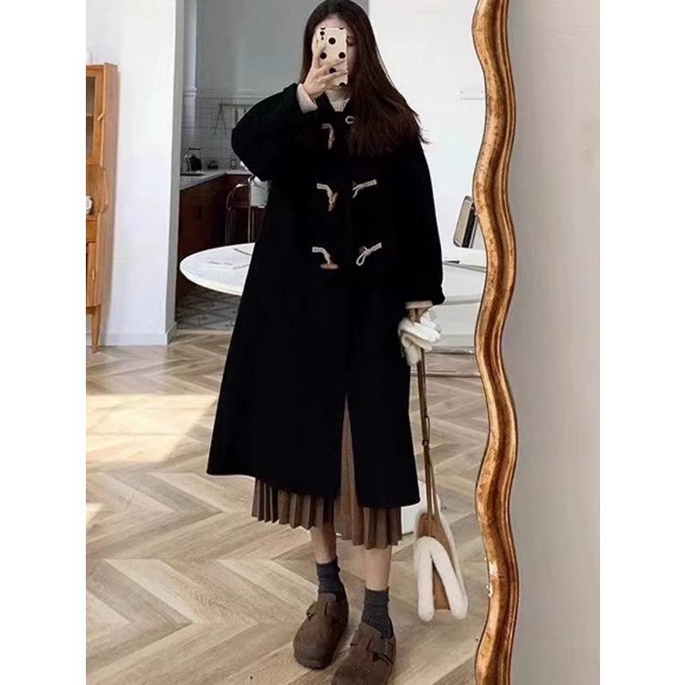Elegante e alla moda cappotto di lana tinta unita con bottoni in corno per autunno e inverno