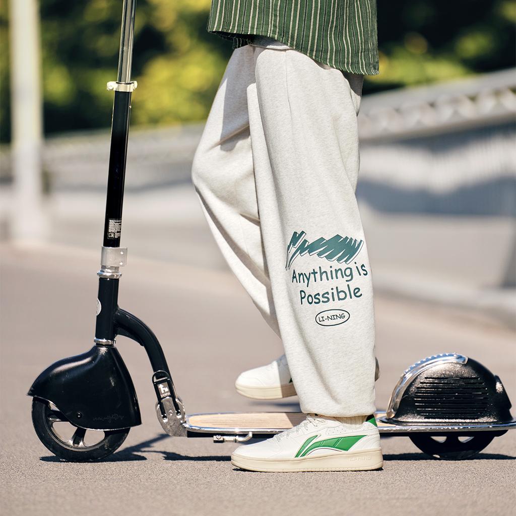 Li Ning Serie Stile di Vita Sportivo Lettera Pile Morbido Caldo Versatile Polsini Pantaloni da Tuta Lavorati a Maglia Uomo pantaloni Piastrelle Grigio Fiore-Grigio AKLU921-2