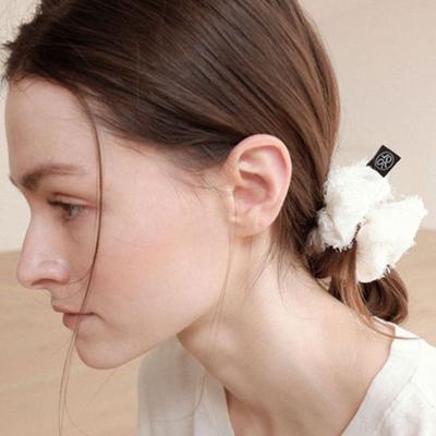 Für Spitzenblumen-Scrunchie_Creme