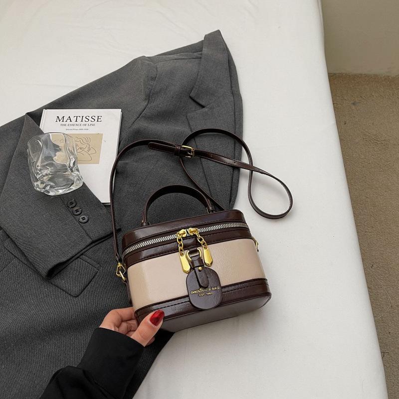 Módní super horká malá kabelka ženy 2025 nová high-end všestranná taška přes rameno jaro a léto módní přenosná krabičková kabelka