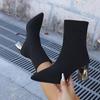 Elastische Strick-Sockenstiefel mit klobigem Absatz in Schwarz, Schlankmachende High Heels mit eckiger Spitze für Damen, Herbst/Winter 2025 Kollektion.