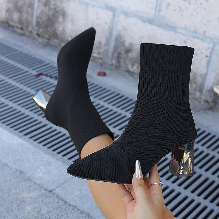 Elastische Strick-Sockenstiefel mit klobigem Absatz in Schwarz, Schlankmachende High Heels mit eckiger Spitze für Damen, Herbst/Winter 2025 Kollektion.