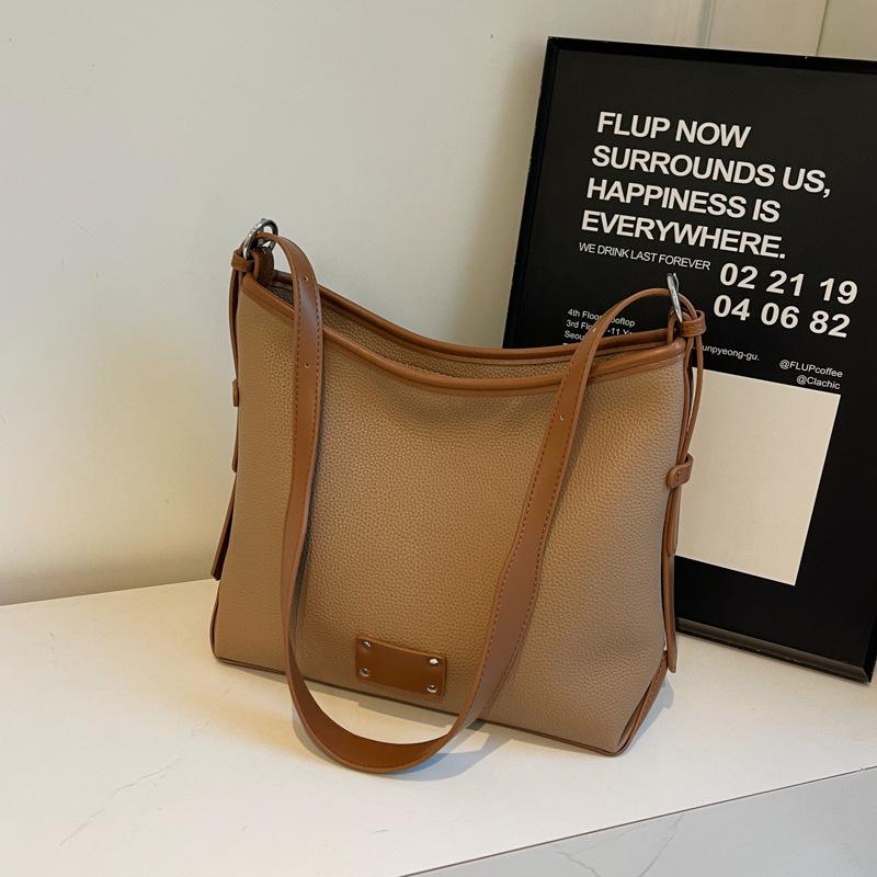 

Large-capacity high-end contrasting color commuter bag 2025 new fashionable and simple high-versatility single shoulder underarm bucket bag хаки