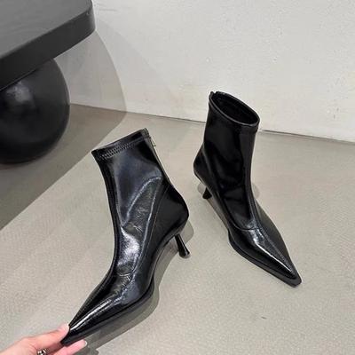 Stivaletti alla caviglia da donna, alla moda e per il tempo libero, scarpe invernali a punta, scarpe da donna con tacchi alti sottili, decorazioni in metallo solido, stivali moderni in pelle