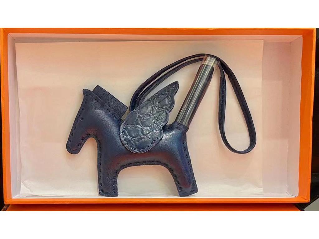 Håndsømmet Ekte Skinn Pony Veskeanheng - Søtt Lammeskinn Flygende Hest Design