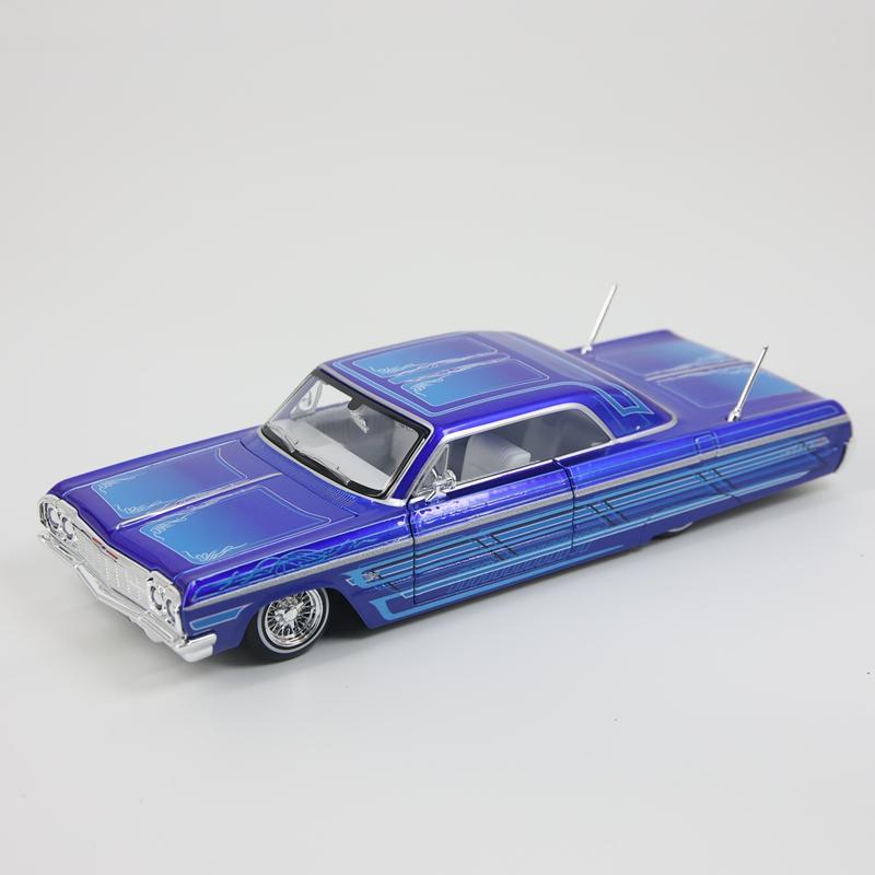 1:26 Simulated Chevrolet Impala SS 1964 alloy car model ornament with doors and hood that can be opened