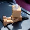 Yousheng 1 Set Schüttelnder Holzmann Figur mit 12 Gesichtsausdrücken Handgefertigte Schüttelnde Füße Holzpuppe Auto Armaturenbrett Schreibtisch Dekoration Ornament