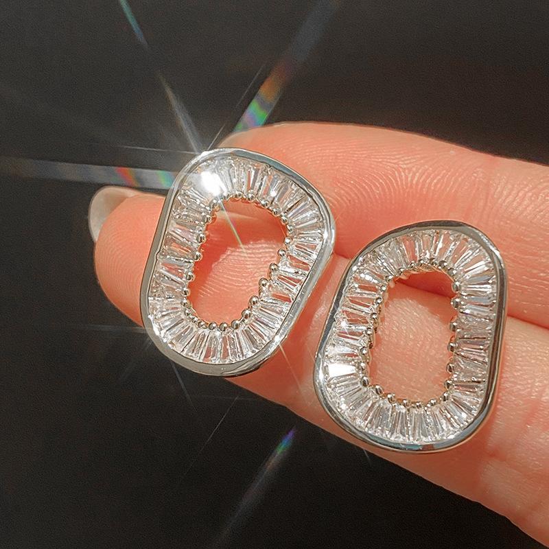 2026 New Fashionable Ladies  Design Earrings Inlaid with Crystal Diamonds Shining Personality Irregular Geometric Zircon