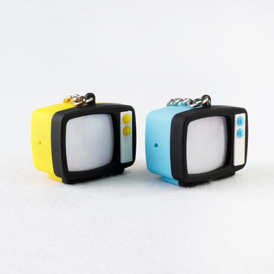 Retro TV LED-nyckelring Mini-TV-hänge med ljud, lysande nyckelring, ryggsäcksberlock för mörkersikt, roliga tillbehör