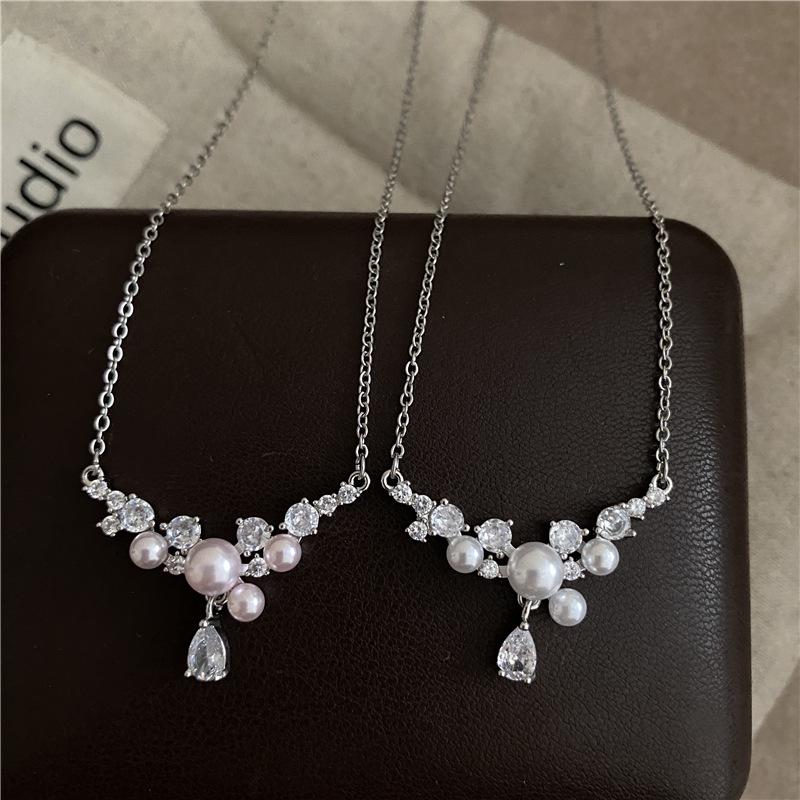 Exquisite Zircon Geometric Water Drop Pearl Necklace - Japanese & Korean Style, Light Luxury, Unique Clavicle Chain, Fashionable & Versatile