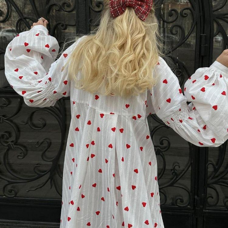 Dámské šaty s vysokým pasem, stojáčkem, dlouhým rukávem, ke kotníkům, slipové šaty s potiskem srdíček, elegantní móda