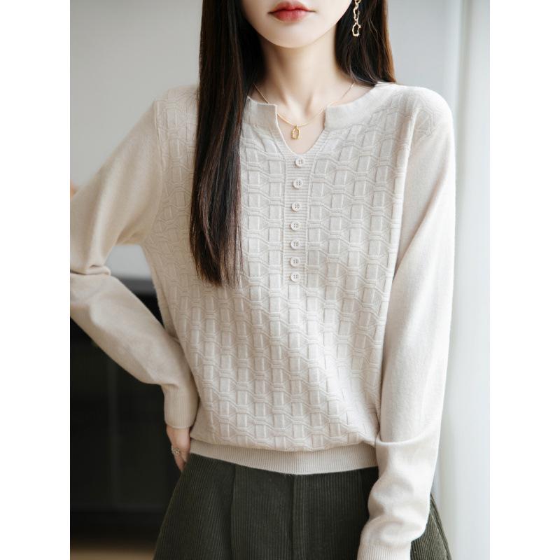 New Andy Velvet V-Neck Seven-Button Jacquard Knit Pullover: Stunning Autumn & Winter Women's Base Layer Shirt.