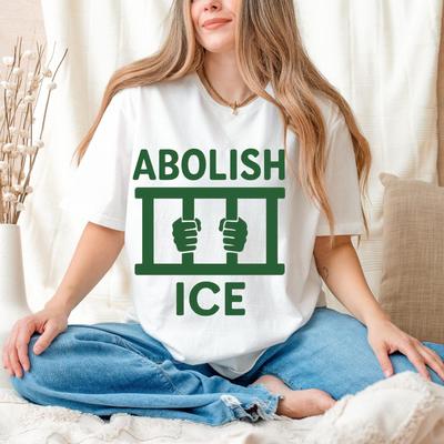 T-Shirt Abolir ICE Avec Graphique de Protestation Audacieux – Design Poing et Fil de Fer Barbelé sur T-Shirt Unisexe S