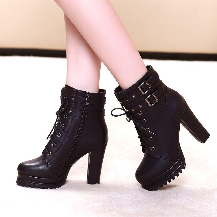 Damen Stiefel mit klobiger Plateausohle aus weichem Leder - Britischer Martin-Stil, Schwarz, Hoher Absatz, Herbst/Winter-Kollektion 2025.