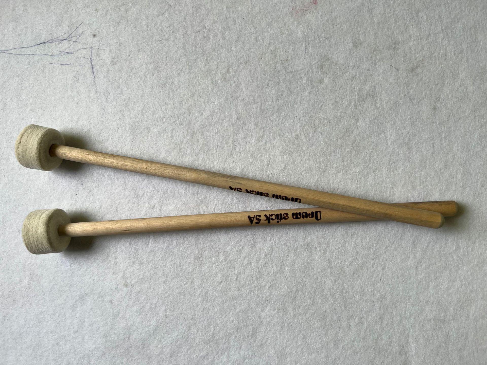 Деревянные палочки для литавр с белыми фетровыми головками и палочки для малого барабана