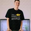 Das Leben ist besser mit Goldfischen T-Shirt Goldfisch-Liebhaber Geschenk T-Shirt Goldfisch Spruch Zitat Lustiges Shirt Herren Damen Rundhals Baumwoll-T-Shirt