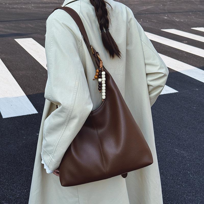 Large capacity underarm bag women's 2025 new autumn and winter retro shoulder bag, high-end versatile commuter tote bag