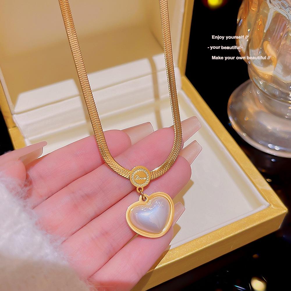 Korean 18K Gold Titanium Steel Women's Clavicle Necklace - Versatile, High-End, Non-Fading Temperament Choker.