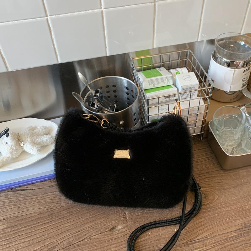 Cute plush handbag women's 2025 winter popular new fashion versatile Internet celebrity super fire shoulder messenger bag