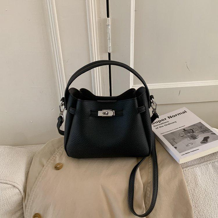 

Spring and summer hand-held wrist women s bag women s hand-held messenger bag magnetic buckle One size fits all чорний